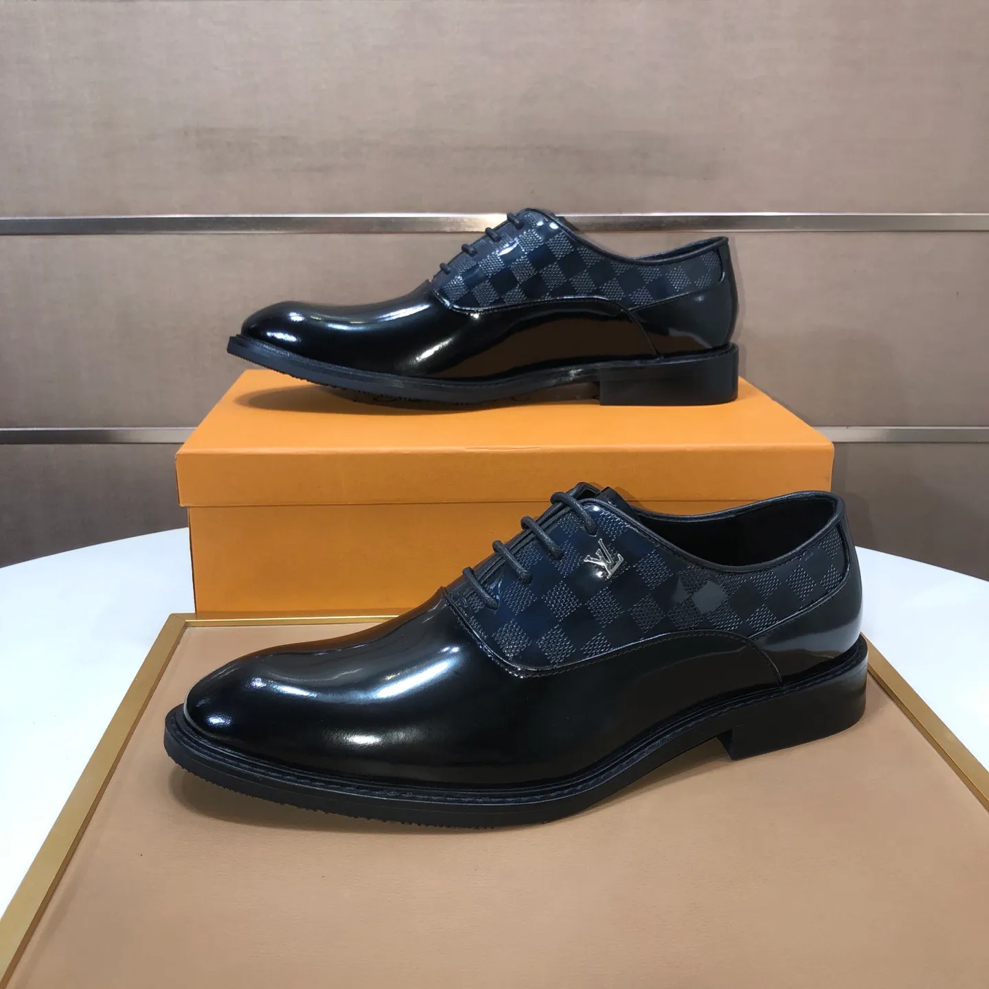 Men's men's shoes💰460💰【LV】(sheepskin lining) formal men's shoes! The high-end formal wear style is luxurious and elegant, with both practicality and style. We pay special attention to quality and details. The original version at the counter is 1:1 ultra-accurate replica👍🏻 The shoe last, leather, workmanship and comfort are not inferior! Material: imported cowhide upper, soft first layer of sheepskin! Code number: 38-45 (45 customized)